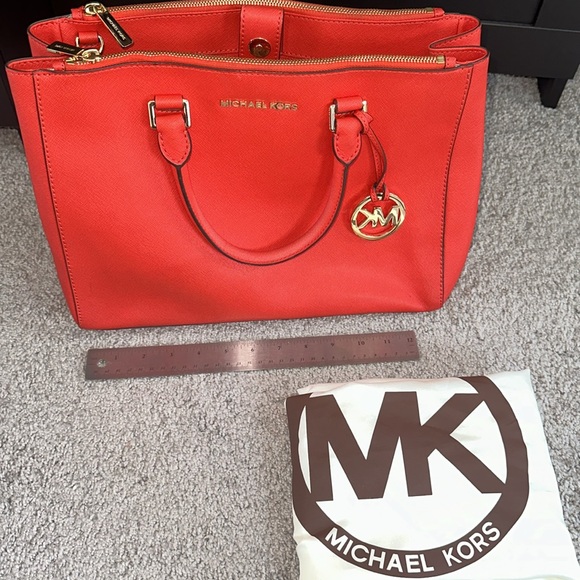 Beautiful well maintained Michael Kors handbag with strap - Picture 2 of 12
